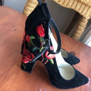!!SOLD!! SUPER UNIQUE EMBROIDERED HEELS SIZE 7